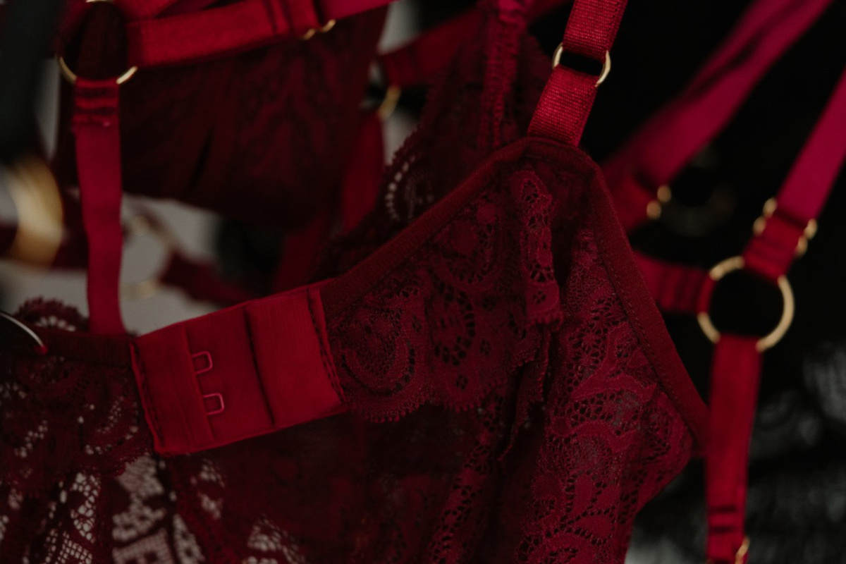 MAÏSON WERNET - Modell im schwarzen Cape