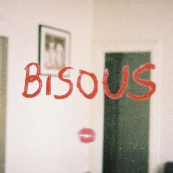 MAÏSON WERNET - Modell im schwarzen Cape