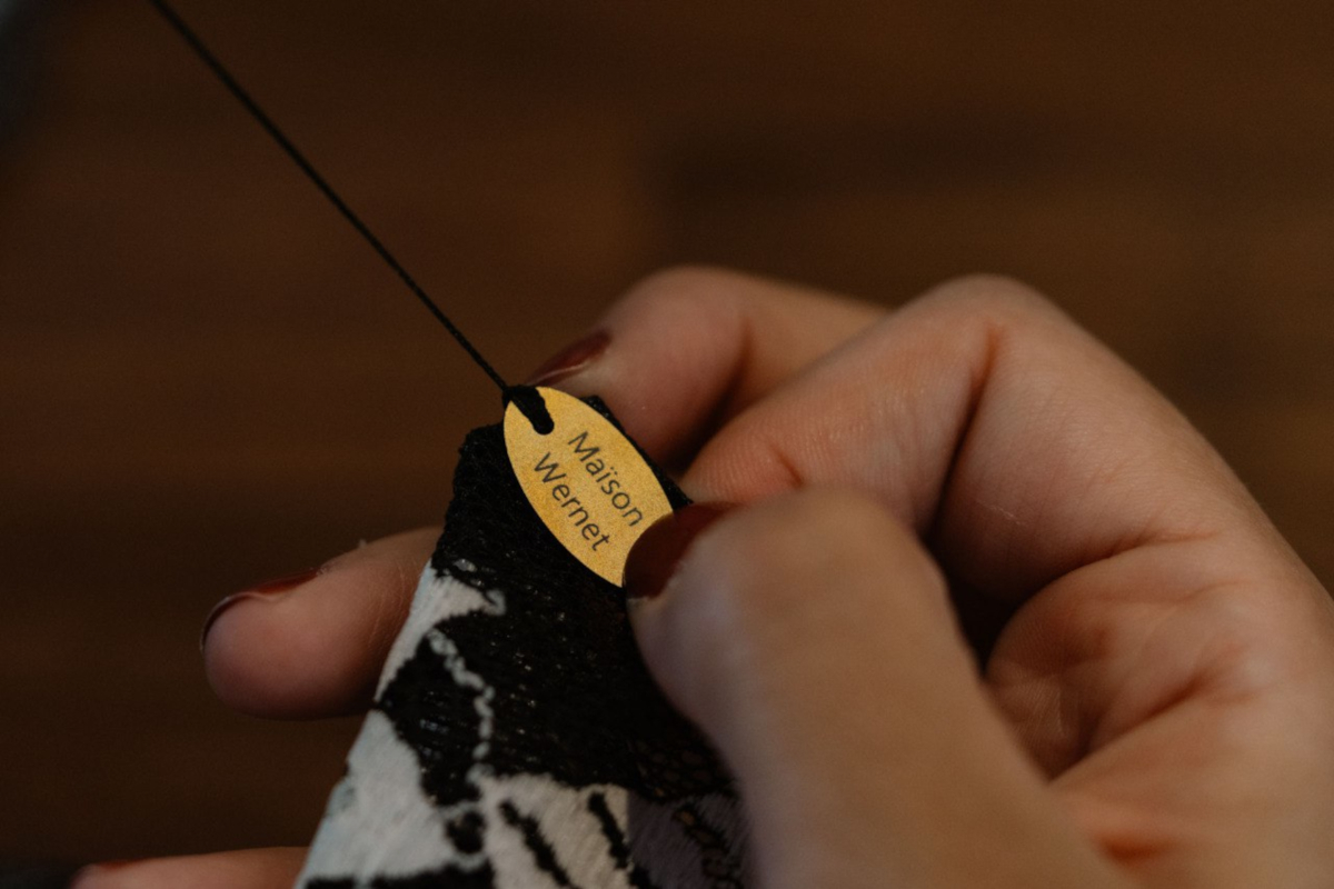 MAÏSON WERNET - Modell im schwarzen Cape