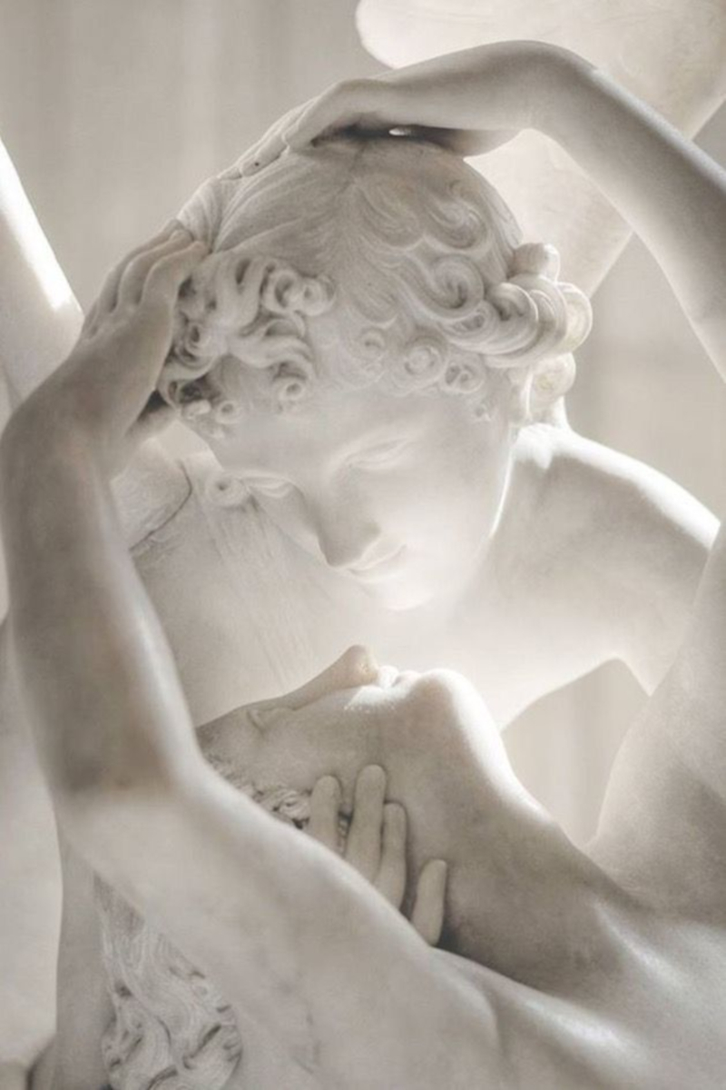 MAÏSON WERNET - Modell im schwarzen Cape