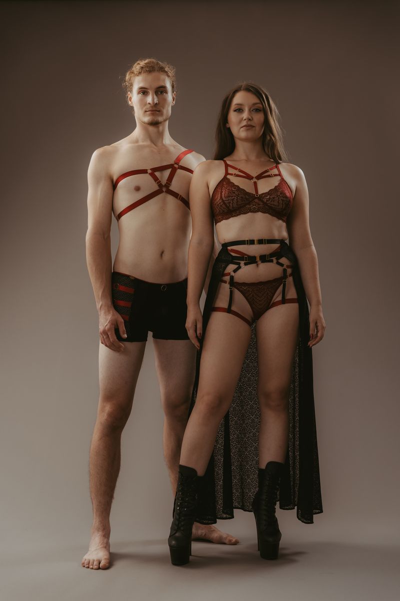 MAÏSON WERNET - Modell im schwarzen Cape