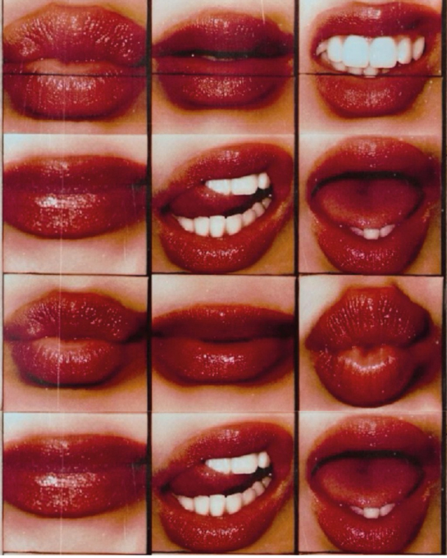 MAÏSON WERNET - Modell im schwarzen Cape