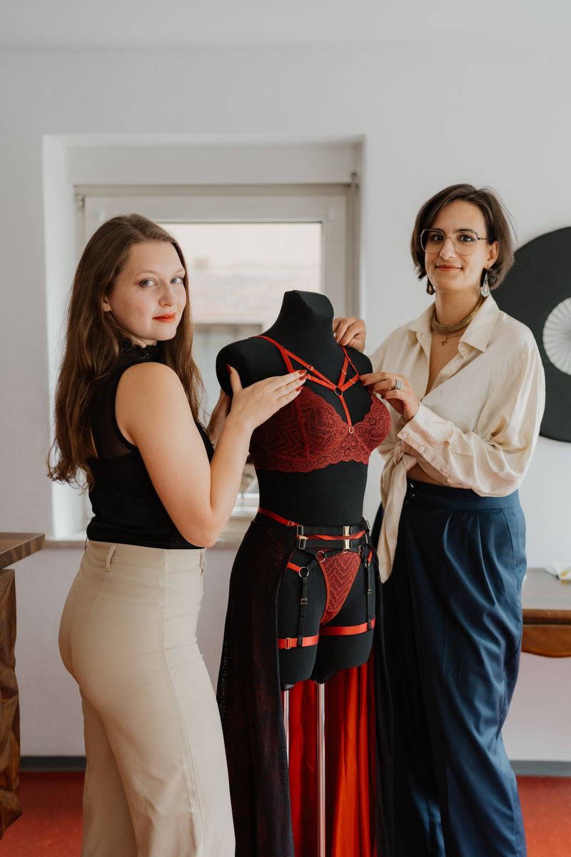 MAÏSON WERNET - Modell im schwarzen Cape