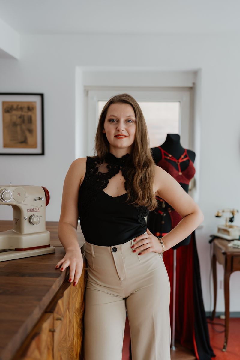 MAÏSON WERNET - Modell im schwarzen Cape